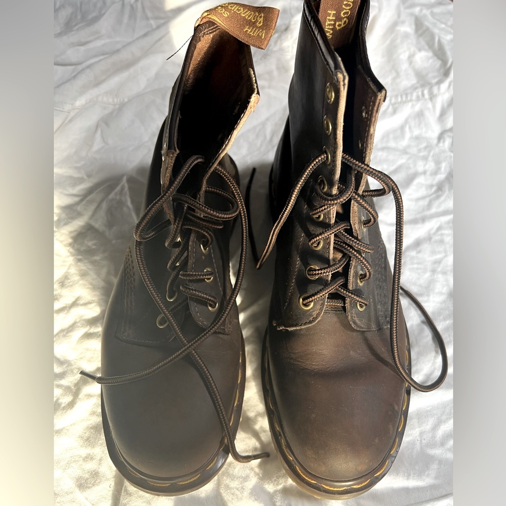 DR. MARTENS AIRWAIR SIZE 8 LEATHER BOOTS